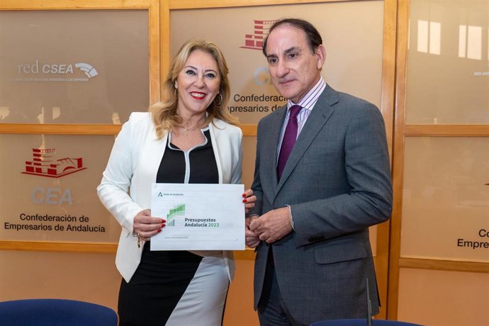 Archivo - La consejera de Economía, Hacienda y Fondos Europeos, Carolina España (i), con el presidente de la CEA, Javier González de Lara.