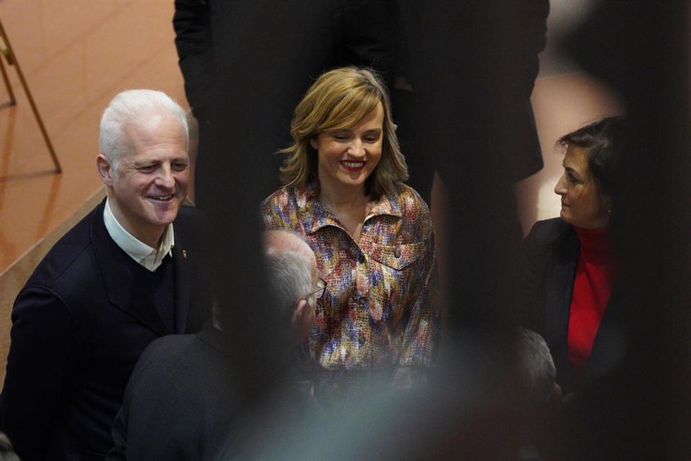 (I-D) El alcalde de Logroño, Pablo Hermoso de Mendoza; la ministra de Educación y Formación Profesional, Pilar Alegría, y la presidenta del Gobierno de La Rioja, Concha Andreu, durante la inauguración del IES Práxedes Mateo Sagasta