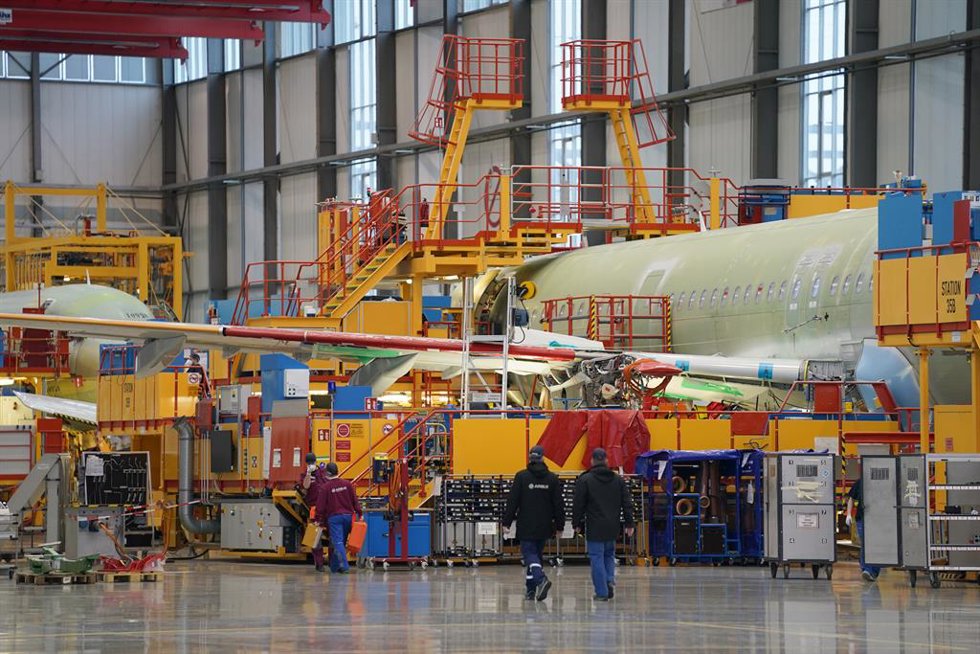 Archivo - 18 January 2022, Hamburg: Airbus employees work in an assembly hall for the A321 at the Airbus plant in Hamburg-Finkenwerder. Photo: Marcus Brandt/dpa