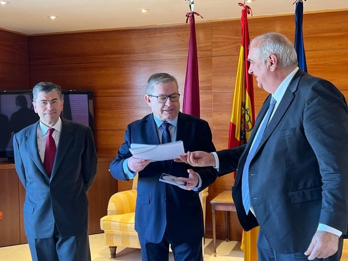 El presidente de la Cámara autonómica, Fernando Andújar, en el acto de entrega simbólica de los datos de la Cuenta Anual de Castilla-La Mancha correspondientes al ejercicio 2021
