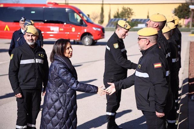 La ministra de Defensa, Margarita Robles, este lunes en su visita a la Unidad Militar de Emergencias (UME) en Morón de la Frontera (Sevilla).