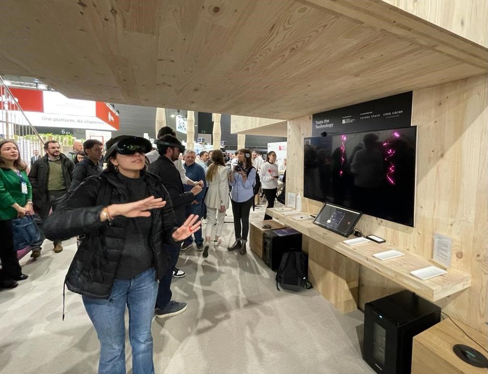 Una persona participando en la ruta sensorial inmersiva ambientada en Barcelona del Mobile World Capital en el Mobile World Congress 2023