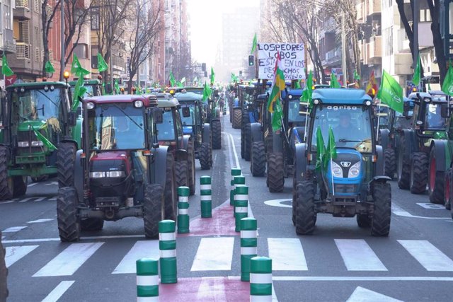 Archivo - Varios tractores participan en la protesta en defensa de la agricultura y ganadería, a 26 de enero de 2022, en Logroño, La Rioja (España). 