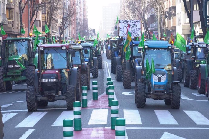 Archivo - Varios tractores participan en la protesta en defensa de la agricultura y ganadería, a 26 de enero de 2022, en Logroño, La Rioja (España). 