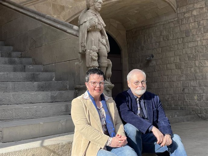 Los investigadores de la UAB Tnia Alaix y Jesús Alturo, autores del libro 'Lletres que parlen'