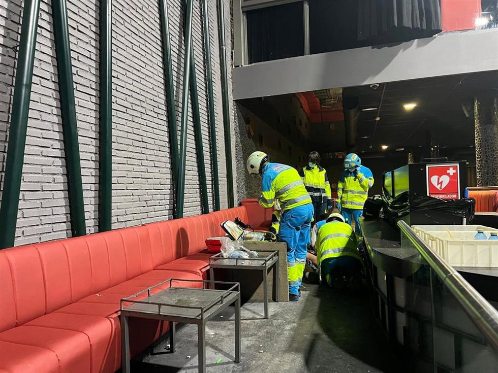 Sanitarios del SUMMA 112 atienden al trabajador herido en un local de la calle Toledo de Madrid.