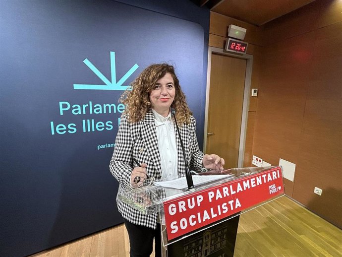 La portavoz del PSIB en el Parlament, Pilar Costa, en rueda de prensa.