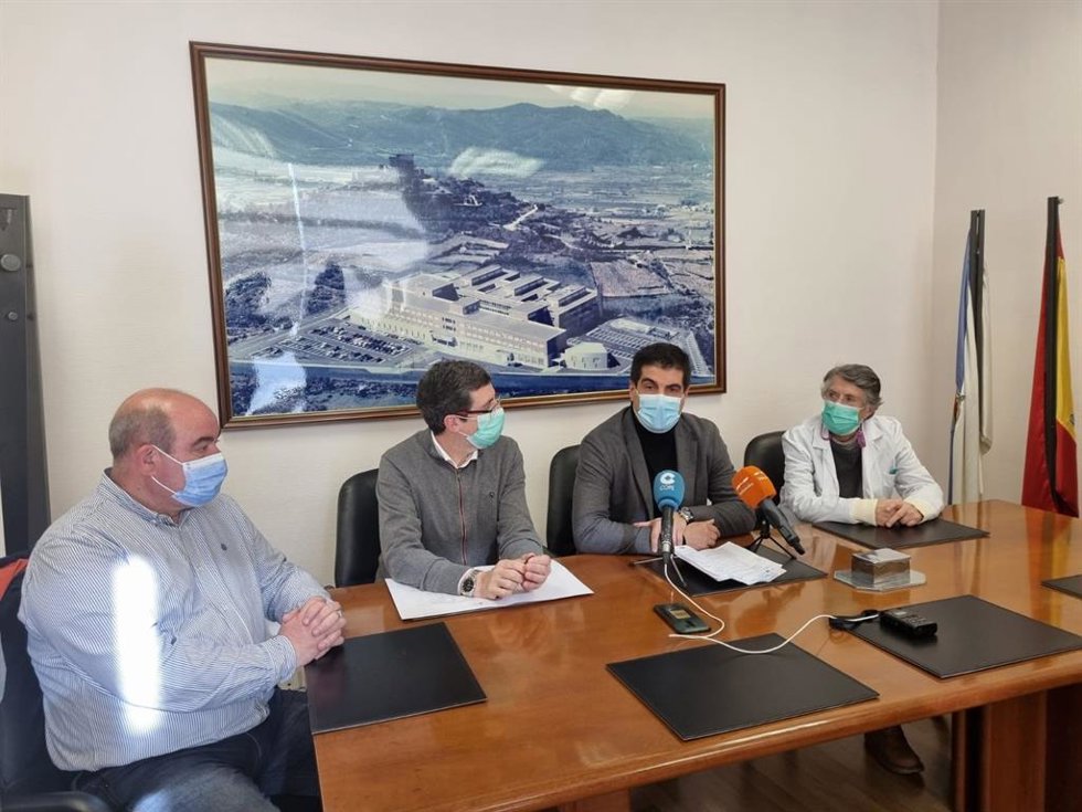 De izquierda a derecha: el alcalde de Laza, José Ramón Barreal, el gerente del área sanitaria de Ourense-Verín-Valdeorras, Félix Rubial, el delegado de la Xunta en Ourense, Gabriel Alén, y la directora del hospital de Verín, Guillermina Agulla.