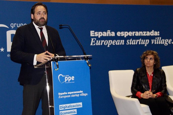 El presidente del PP de C-LM Paco Núñez, y la portavoz del partido en el Parlamento Europeo, Dolors Montserrat