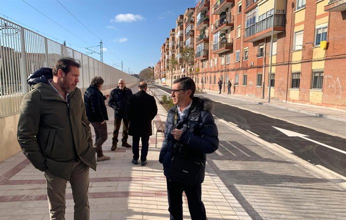 El alcalde de Valladolid, Óscar Puente, en su visita a la calle Seo junto a las vías de ferrocarril.