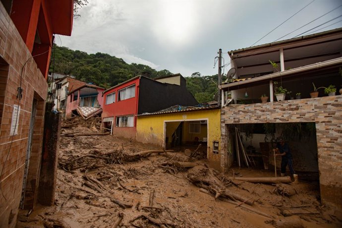 24 February 2023, Brazil, Sao Sebastiao: Mud and debris lie on the streets of the village affected by heavy rain in the Sao Sebastiao district. Photo: Andre Lucas/dpa