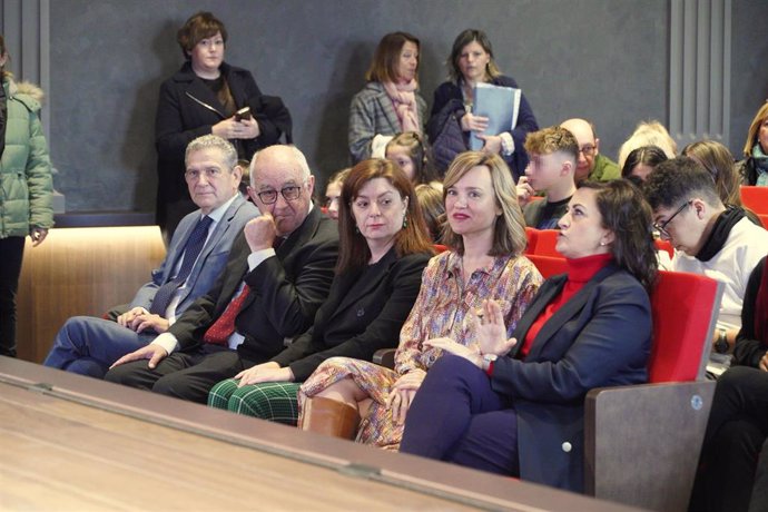 La presidenta del Gobierno de La Rioja, Concha Andreu (1d), y la ministra de Educación y Formación Profesional, Pilar Alegría (2d), durante la inauguración del IES Práxedes Mateo Sagasta, a 27 de febrero de 2023, en Logroño, La Rioja (España)