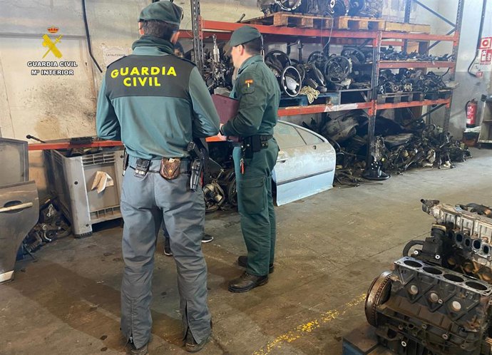 La Guardia Civil investiga un presunto delito contra los recursos naturales y contra el medio ambiente en un desguace de L'Aldea (Tarragona).