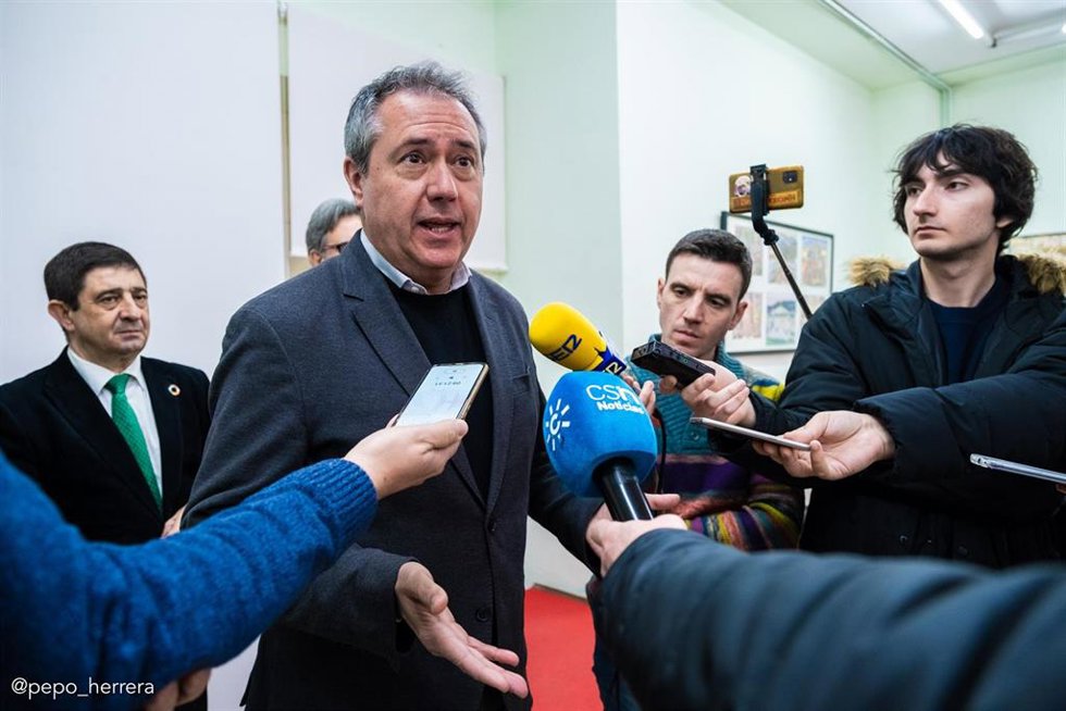 El secretario general del PSOE-A, Juan Espadas, atiende a los medios en Jaén.