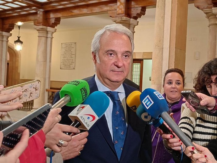El presidente del Tribunal Superior de Justicia de Asturias, Jesús Chamorro, atiende a los medios antes de participar en una reunión.