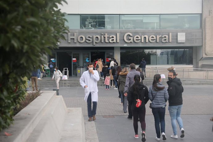 Archivo - Colas de espera en las inmediaciones del Hospital Universitario de La Paz