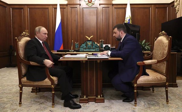 Archivo - Vladimir Putin y Denis Pushilin.