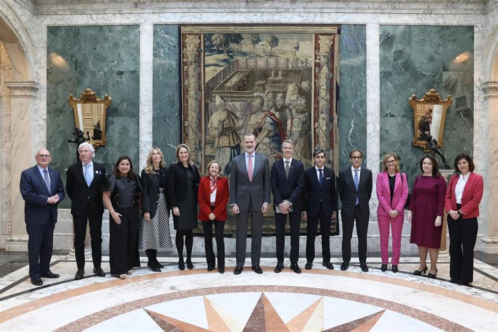 De izquierda a derecha: John Hoffman, Antonio de Lacy, Martha Sazon, Anna Navarro Schelgel, Lisa Hehenberger, Nadia Calviño, Felipe VI, Mats Granryd, José Maria Álvarez Pallete, Pau Relat, Doreen Bodgan-Martin, Anna Borg y Christel Heydmann.