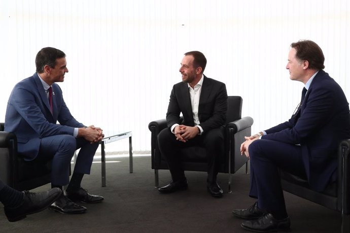 El president del Govern, Pedro Sánchez (i), es reuneix amb el director d'Operacions de Meta, Javier Oliván (centre), i el president d'Assumptes Globals de la signatura, Nick Clegg (d), en el marc del Mobile World Congress.