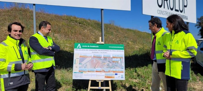 El viceconsejero de Fomento, Mario Muñoz-Atanet, primero por la izquierda y acompañado por los representantes de la Asociación de Vecinos Despertar de Valdezorras, ha visitado las obras en el carril bici.