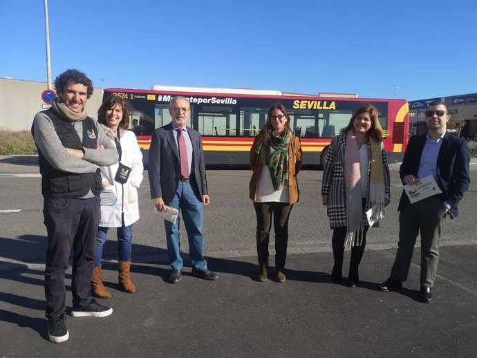 El delegado de Hábitat Urbano y Cohesión Social, Juan Manuel Flores, con miembros de la Fundación Psicopediatría de Sevilla.