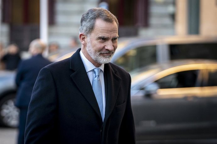 El Rey Felipe VI a su llegada al acto Monarquía en democracia. El Reino Unido durante el reinado de Isabel II (1952-2022), en la Real Academia de Ciencias Morales y Políticas, a 2 de febrero de 2023, en Madrid (España). El evento, organizado por la Re