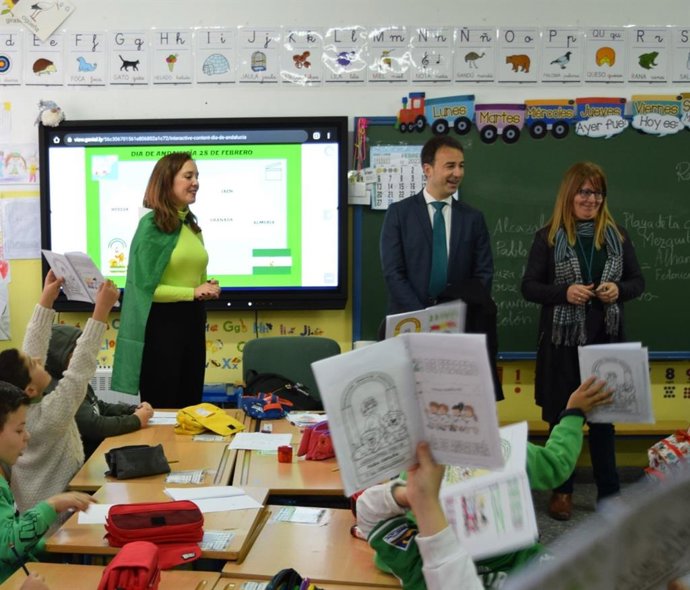 El delegado de Desarrollo Educativo y Formación de la Junta en Huelva, Carlos Soriano, asiste a los actos del CEIP José Oliva, de la capital, con motivo del 28F.