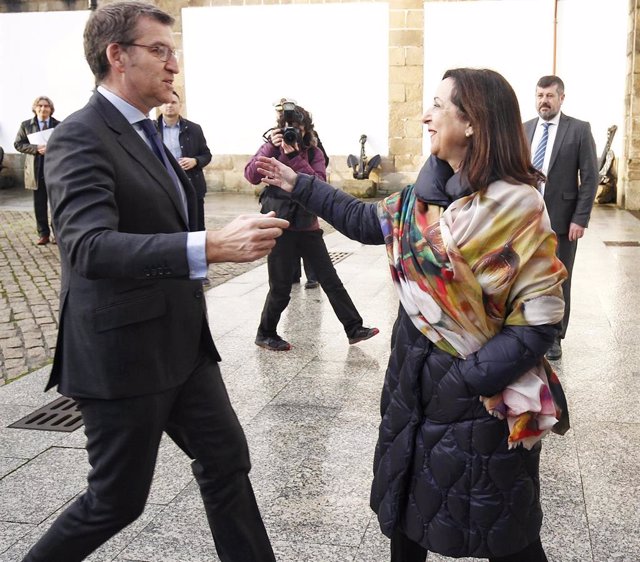 Archivo - El entonces presidente de la Xunta de Galicia, Alberto Núñez Feijóo (i), saluda a la ministra de Defensa, Margarita Robles, a su llegada al Museo Construcción Naval Ferrol Shipyard (EXPONAV) en Ferrol.  