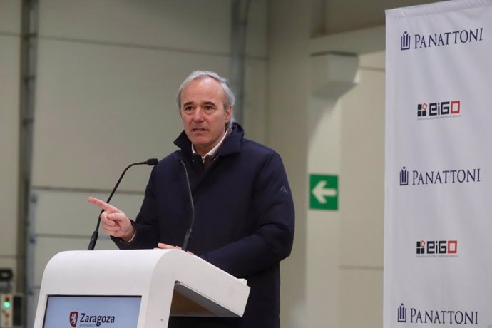 El alcalde de Zaragoza, Jorge Azcón, en su intervención este lunes.