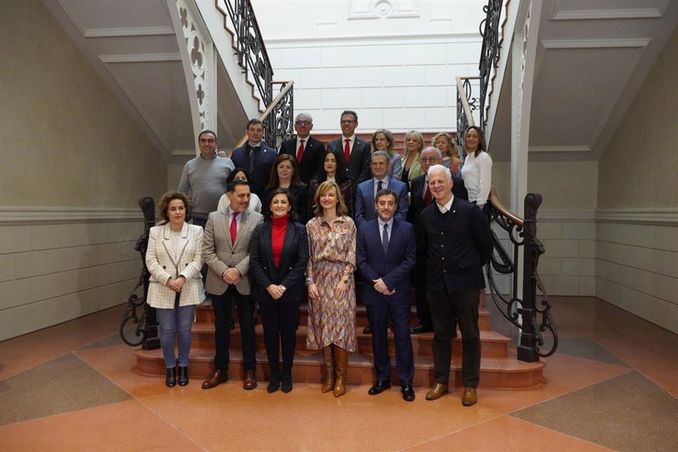 Foto de familia de los asistentes a la inauguración del IES Práxedes Mateo Sagasta, a 27 de febrero de 2023, en Logroño, La Rioja (España)
