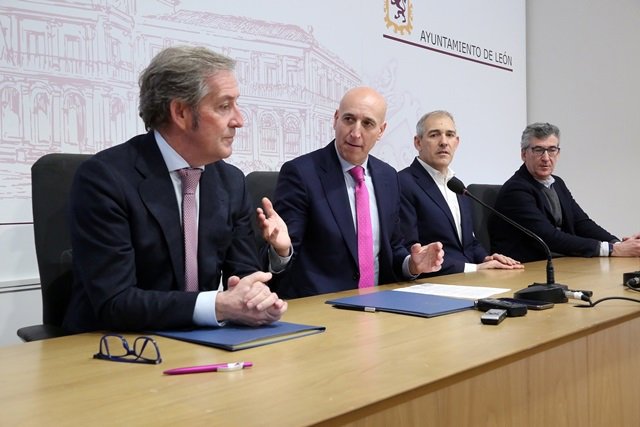 Rueda de prensa de representantes del Ayuntamiento de León y de la Cámara de Comercio para el impulso de los Bonos al Consumo.