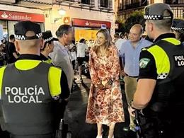 Los concejales de Vox en el Ayuntamiento de Sevilla Cristina Peláez y Gonzalo García de Polavieja, con agentes de la Policía Local.