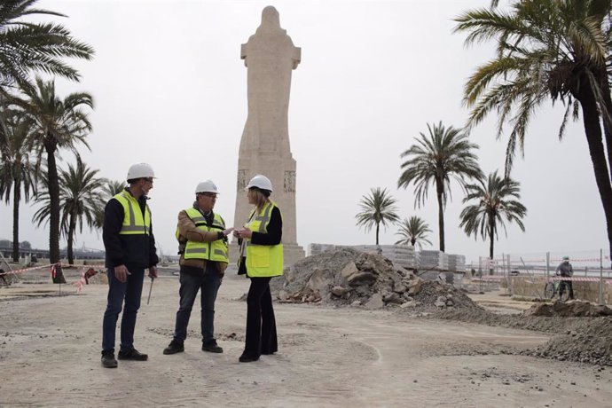 La presidenta del Puerto de Huelva, Pilar Miranda, visita las obras del entorno del monumento a Colón.