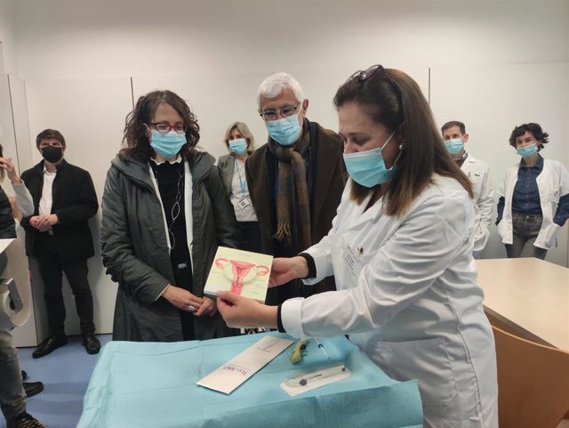 Los consellers Tània Verge y Manel Balcells durante una visita al Cuap Manso