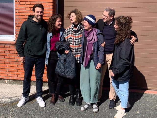Ana Baneira junto a sus familiarias en su llegada este lunes a Galicia.