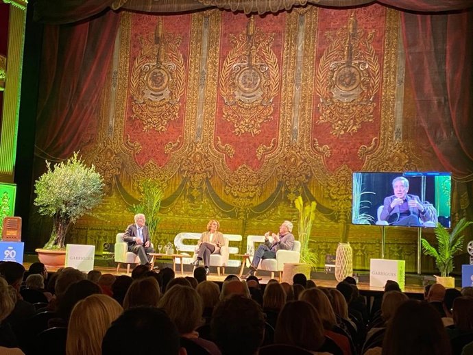 El jurista Antonio Garrigues Walker, la moderadora Montserrat Domínguez y el periodista Iñaki Gabilondo, en un acto en Palma.