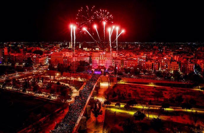 Fuegos artificiales durante la Crida 2023, en las Torres de Serranos