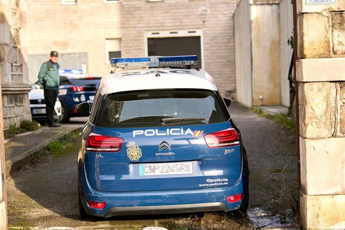 Llegada de uno de los implicados en las supuestas irregularidades en los contratos del Servicio de Carreteras de Cantabria a su llegada a Las Salesas