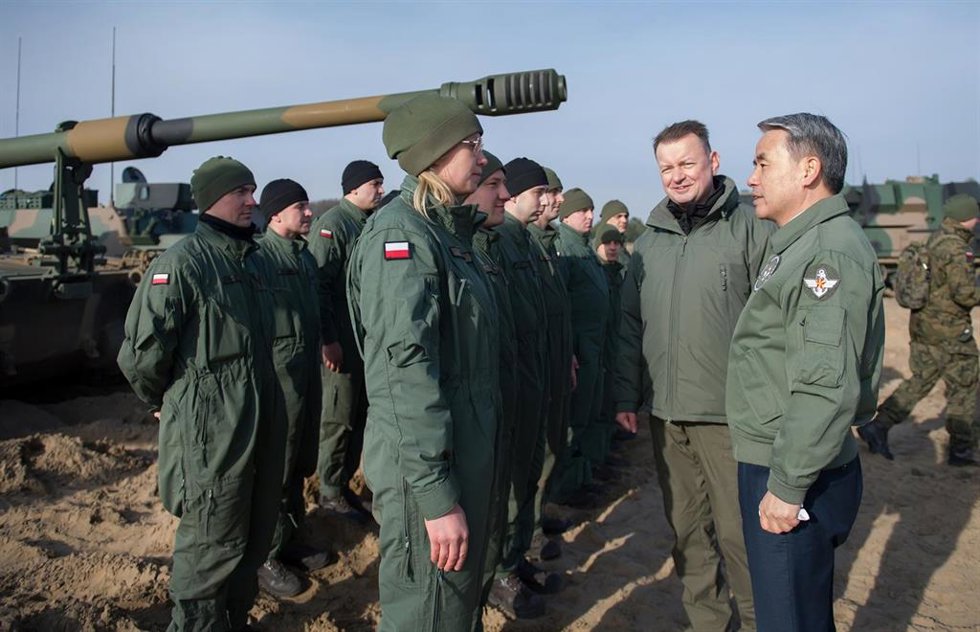 El ministro de Defensa de Corea del Sur, Lee Jong Sup, y su homólogo polaco, Mariusz Blaszczak.  