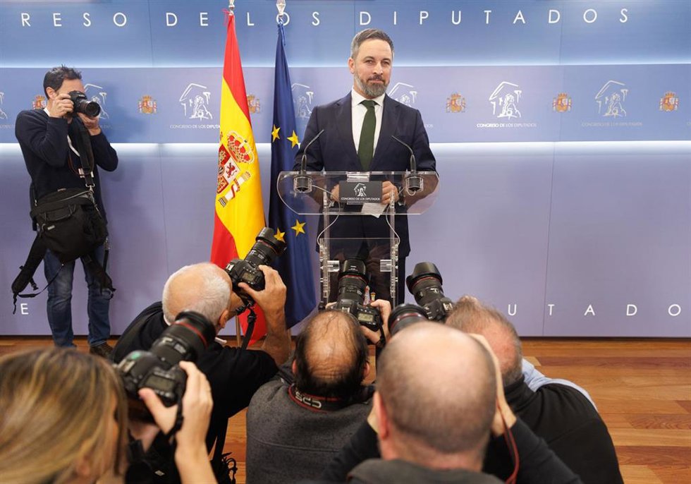 El líder de VOX, Santiago Abascal (c), comparece tras registrar su segunda moción de censura 