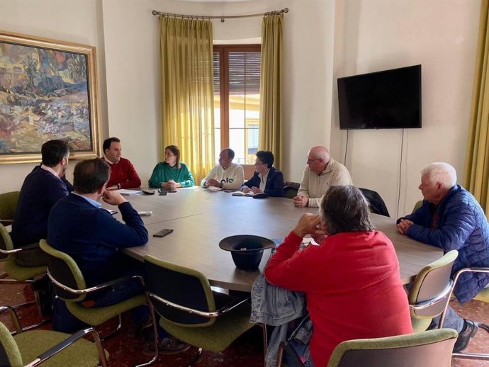 La delegada de Fomento, Articulación del Territorio y Vivienda, Cristina Casanueva (centro), en la reunión con los alcaldes.