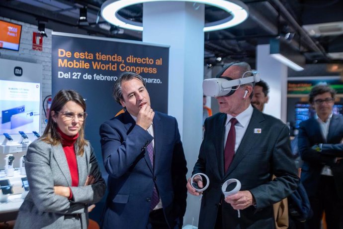 El alcalde de Málaga, Francisco de la Torre, se conecta al expositor Mobile World Congress (MWC) de Orange