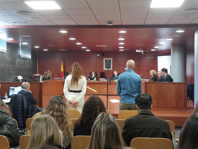 Los acusados por el robo del vino en Atrio de pie en el juicio que tiene lugar en la Audiencia Provincial de Cáceres