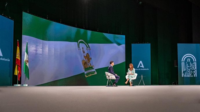 Imagen de archivo de una entrevista al presidente de la Junta de Andalucía, Juanma Moreno, en Canal Sur Televisión, con motivo del Día de Andalucía.