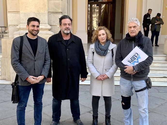 De izquierda a derecha, Ismael Sánchez, Manu Pineda, Susana Hornillo y el presidente de La Carpa en Sevilla.