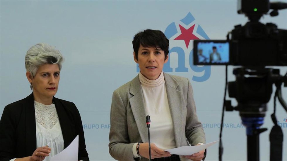 La portavoz nacional del BNG, Ana Pontón, en rueda de prensa con la portavoz de Cultura, Mercedes Queixas.