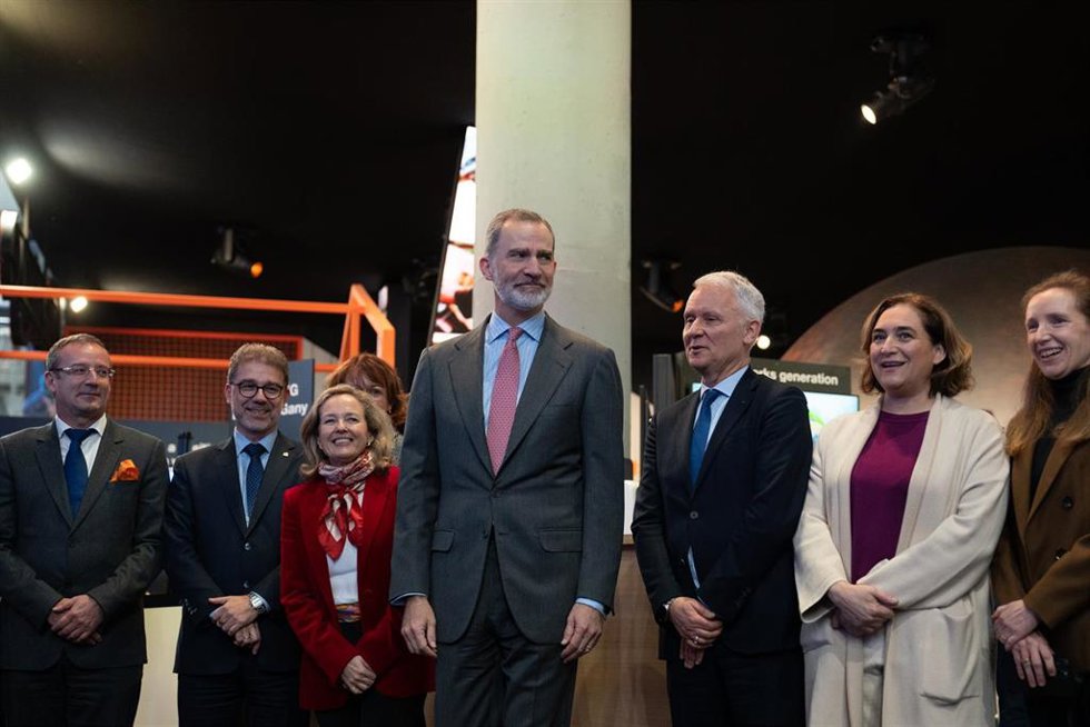 La vicepresidenta primera del Gobierno y ministra de Asuntos Económicos y Transformación Digital, Nadia Calviño (3i); el Rey Felipe VI (c), y la alcaldesa de Barcelona, Ada Colau (2d), durante la inauguración del Mobile World Congress (MWC) 2023, a 27 d
