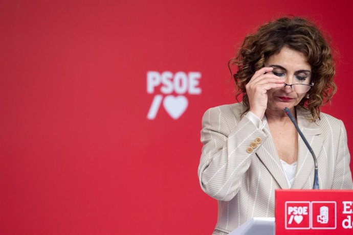 La vicesecretaria general del PSOE y ministra de Hacienda, María Jesús Montero, ofrece una rueda de prensa tras la reunión de la Ejecutiva Federal del partido en la sede del mismo, a 27 de febrero de 2023, en Madrid (España).