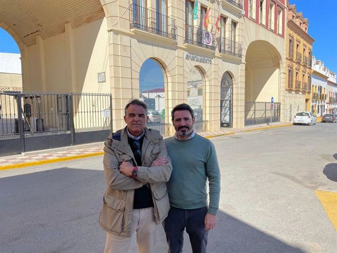 El secretario general de la formación provincial, José Ramón Carmona, y el candiato del PP a la Alcalía de Mollina Juan Soriano