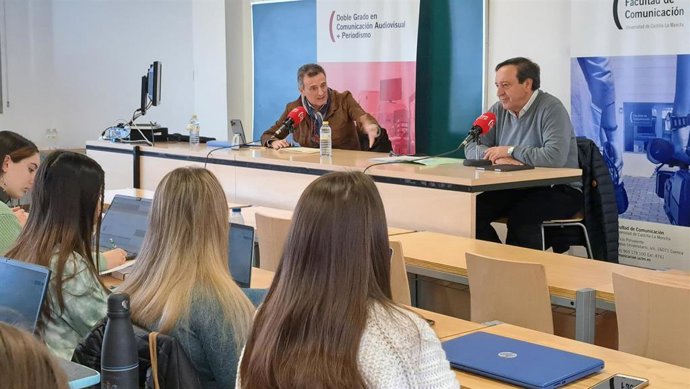 El presidente nacional de la organización agracia, Pedro Barato, en un encuentro con estudiantes de Periodismo de la UCLM.